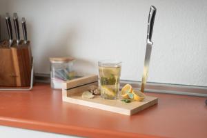 a glass of lemonade sitting on a wooden table at Bodensee-Haus IStayUnixI Seenähe-Terrasse-Garten-Netflix-Parkplatz in Radolfzell am Bodensee