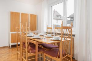 a dining room with a wooden table and chairs at Bodensee-Haus - Ferienhaus am Bodensee mit Garten in Radolfzell am Bodensee