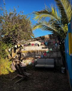 SURFHOUSE Pichilemu في بتشيلمو: كرسي و كنب امام كوخ