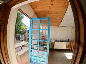 Una escalera azul en medio de una habitación en SURFHOUSE Pichilemu, en Pichilemu