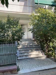 un escalier menant à une maison blanche dans l'établissement Διαμερίσμα με 1 κρεβατοκάμαρα και ένα σαλόνι, à Athènes