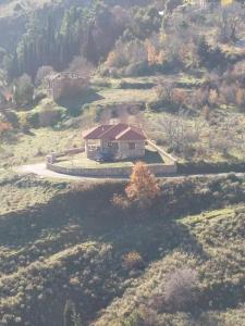 an aerial view of a house in a field at Chalet Vella 