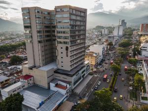 an overhead view of a city with a tall building at Hotel F25 in Ibagué