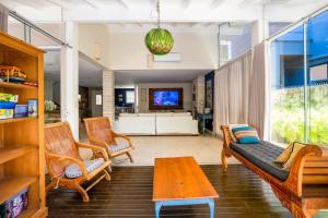 uma sala de estar com um sofá e uma mesa em Praia Mole, Florianopolis, paraiso. em Florianópolis