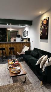 a living room with a green couch and a table at Loft Rezé in Rezé