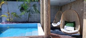 Bazén v ubytování Bombua Beach House nebo v jeho okolí