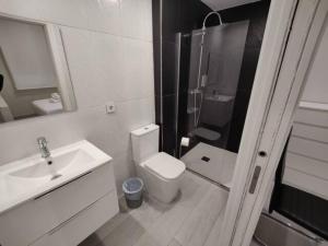 uma casa de banho com um WC, um lavatório e um chuveiro em Garden City Loft Nº2/2 em Córdoba