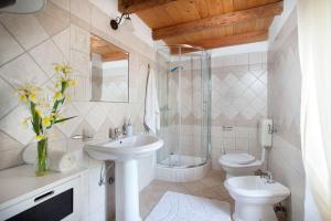 ein Badezimmer mit Waschbecken, Toilette und Spiegel in der Unterkunft Villa Dina sa bazenom in Marčana + 16 Fotos