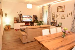 een woonkamer met een tafel en een bank bij Camera e cameretta con bagno privato in Rome