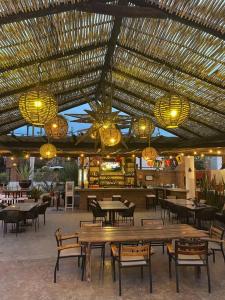 un restaurante con mesas, sillas y luces en Oceanview Condo - Club Cerralvo, en El Sargento