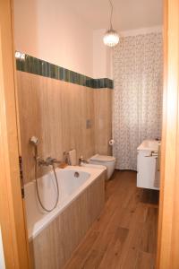 een badkamer met een ligbad en een toilet bij Camera e cameretta con bagno privato in Rome +6 foto's