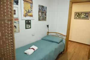 een slaapkamer met een bed en wat foto's aan de muur bij Camera e cameretta con bagno privato in Rome