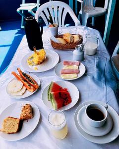 una mesa con platos de comida y café. en Pousada Biribiri, en Salvador