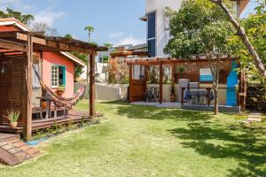 um quintal com uma rede e uma casa em Paradise Bangalô em Florianópolis