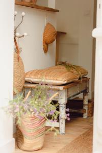 een kamer met een bank en bloemen op de vloer bij Maison 15 in Sauternes