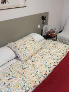 uma cama com duas almofadas em cima em Aveiro Ria View em Aveiro