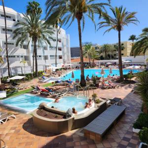 vista para a piscina no resort em Luxury Apartment Playa del Inglés em San Bartolomé