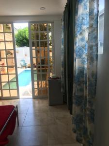 un pasillo con una puerta que conduce a la piscina en HCEAS villa is 5 min fr. airport & to the beaches, en Bon Accord