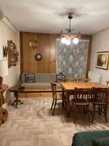 een woonkamer met een bank en een tafel en stoelen bij casa vacanze Roccaraso in Roccaraso