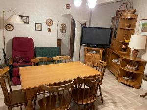 een woonkamer met een tafel en een televisie bij casa vacanze Roccaraso in Roccaraso