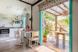 佛羅安那波里的住宿－Paradise Bangalô，厨房以及带桌椅的用餐室。