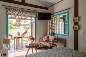 1 dormitorio con cama y vistas a un patio en Paradise Bangalô, en Florianópolis