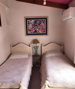 Duas camas sentadas uma ao lado da outra num quarto em Cabañas con piscina en la entrada de Oberá em Oberá