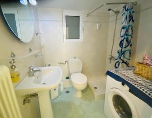 Un baño de Piraeus Seaview Appartment