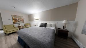 Llit o llits en una habitació de Presque Isle Hotel