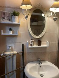 a bathroom with a sink and a mirror at La casa nel borgo in Forlì del Sannio