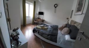 een slaapkamer met een bed en een bank erin bij MIGU POINT Pisa in Pisa