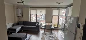 ein Wohnzimmer mit einem Sofa und einem großen Fenster in der Unterkunft Eray's apartment in Istanbul