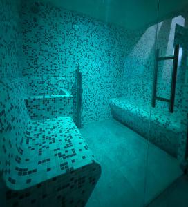 Habitación con cama y pared de cristal. en Agriturismo Al Mancino en Lonato