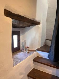 um quarto no sótão com escadas numa casa em Casa de Diego el Barbero em Benarrabá