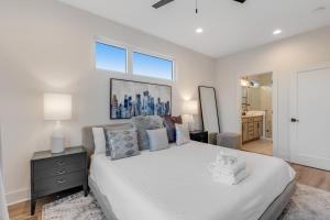 Un dormitorio con una gran cama blanca y una ventana en 3 Kings Nashville en Nashville