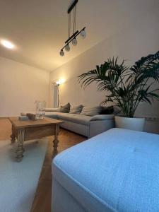 a living room with a couch and a table at Ganzes Haus in der Altstadt, ideal für 2 Personen, 4 Gäste möglich in Quakenbrück