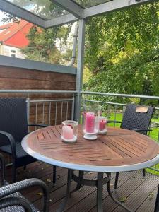 una mesa de madera en una terraza con bebidas. en Ganzes Haus in der Altstadt, ideal für 2 Personen, 4 Gäste möglich en Quakenbrück