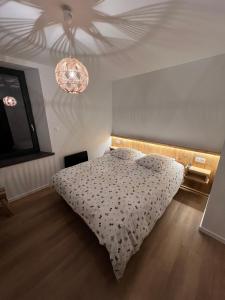 a bedroom with a bed and a ceiling at Superbe appartement neuf avec Sauna privé & Terrasse vue sur la montagne in La Bresse