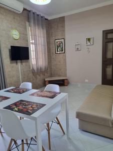 uma sala de estar com uma mesa branca e cadeiras em Romano Appartamenti em Trapani
