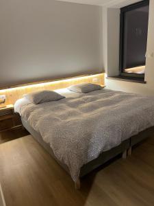 Superbe appartement neuf avec Sauna privé & Terrasse vue sur la montagne في لابريس: سرير مع وسادتين في غرفة النوم