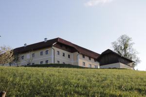 um grande edifício branco numa colina relvada em Unterbrandlberg em Steinbach an der Steyr