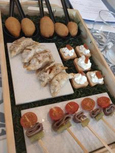 una bandeja llena de diferentes tipos de comida en una mesa en La Casa del Desierto, en Gorafe