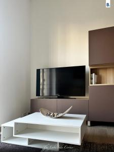 a living room with a white coffee table and a flat screen tv at [The LaKe-SiDe CorNer] Apartment in Como