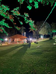 un pabellón en un parque por la noche en Rancho Bonanza Piri, en Pirenópolis