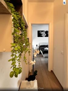 un pasillo con una habitación con una cama y una planta en [The LaKe-SiDe CorNer] Apartment, en Como