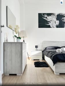 ein weißes Schlafzimmer mit einem Bett und einer Kommode in der Unterkunft [The LaKe-SiDe CorNer] Apartment in Como
