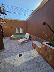 un patio con una silla y una piscina en Catalina Apart en San Salvador de Jujuy
