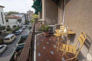a balcony with a table and chairs and a street at Apartment Sun&Moon in Venice in Mestre
