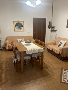 sala de estar con mesa y sofá en La casa nel borgo, en Forlì del Sannio