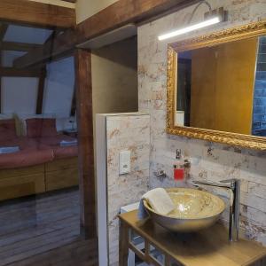 a bathroom with a bowl sink and a mirror at Schlossbahnhof Ballenstedt in Ballenstedt